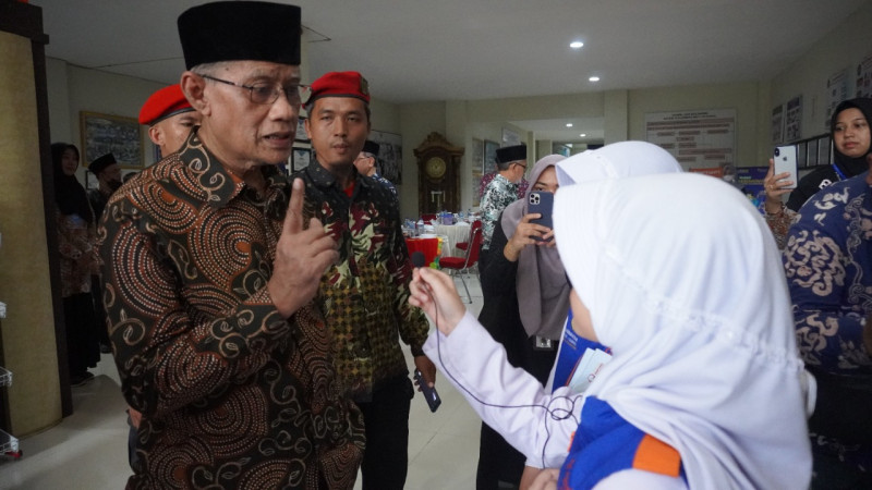 Dua Reporter Cilik SD Muhammadiyah Wawancarai Prof.Haedar Nashir 