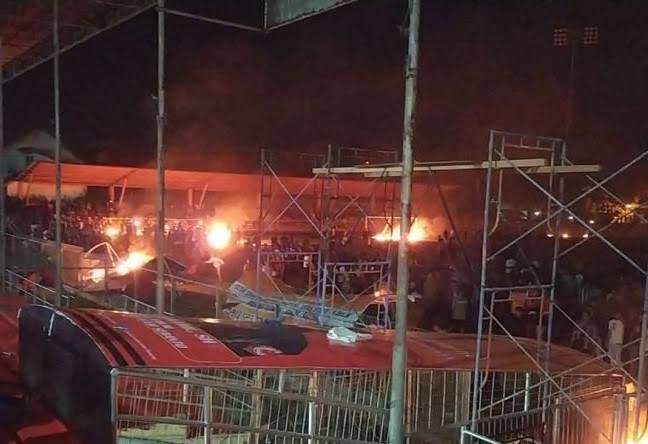 Suporter Mengamuk dan Membakar Stadion H Dimurthala di Aceh 