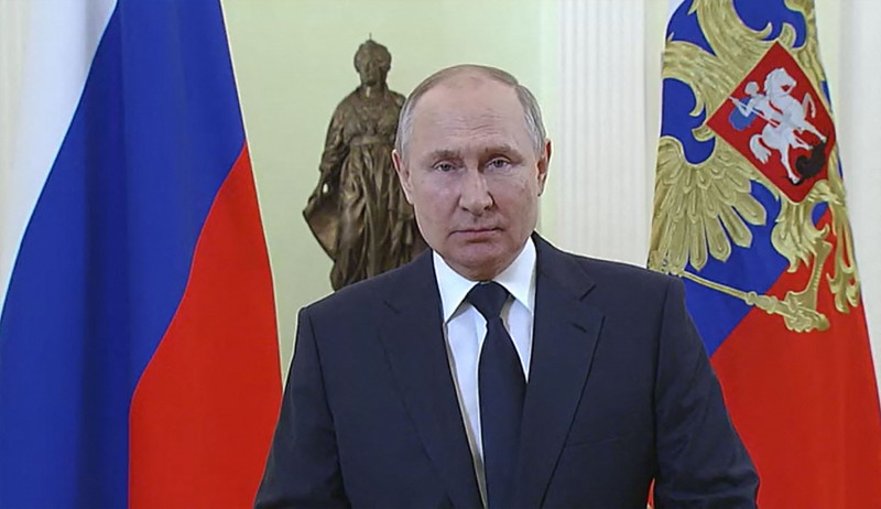 Putin Sebut Demokrasi di Inggris Omong Kosong