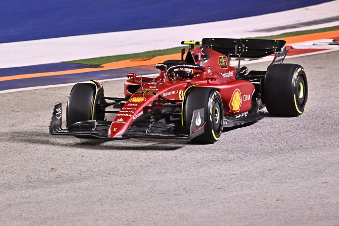 Sainz Pimpin Ferrari Dominasi Latihan Hari Pertama GP Singapura