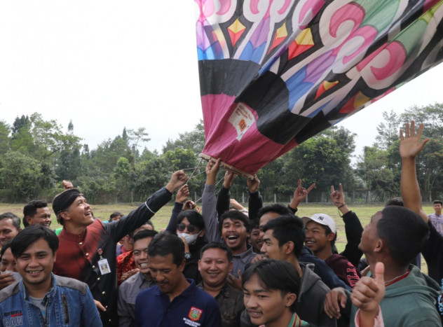 Tradisi Tahunan, Ganjar Terbangkan Balon Udara Bareng Pemuda Wonosobo