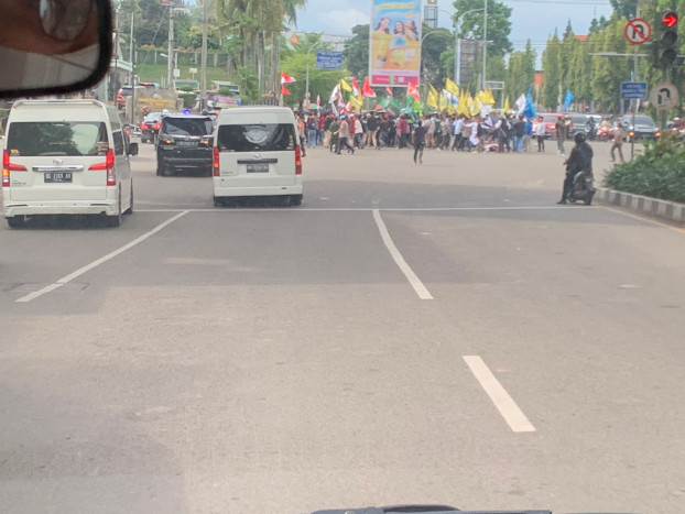 Demonstran di Palembang Nyaris Hentikan Iring-Iringan Mobil Wapres