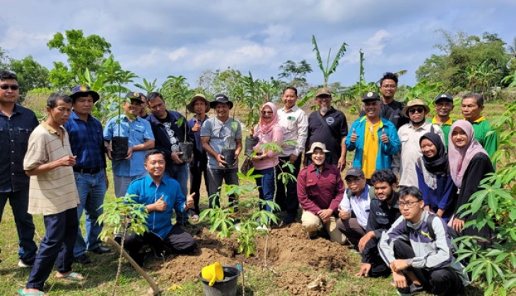 Bibit Kopi dan Alpukat Ditanam di Gunung Gambar untuk Konservasi Lahan