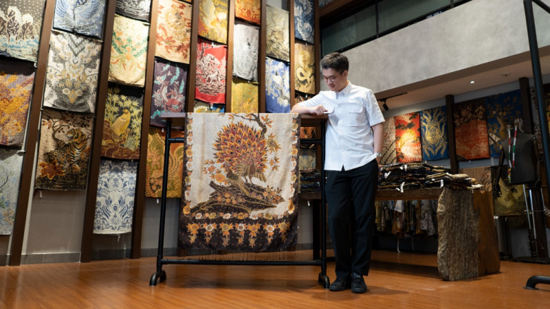Batik Tulis Wolter Sukses Ciptakan Model Pakaian Batik Kekinian