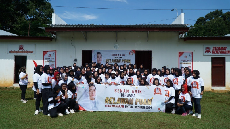 Relawan Puan Gelar Senam dan Bagikan Ratusan Paket Sembako di Kota Batik