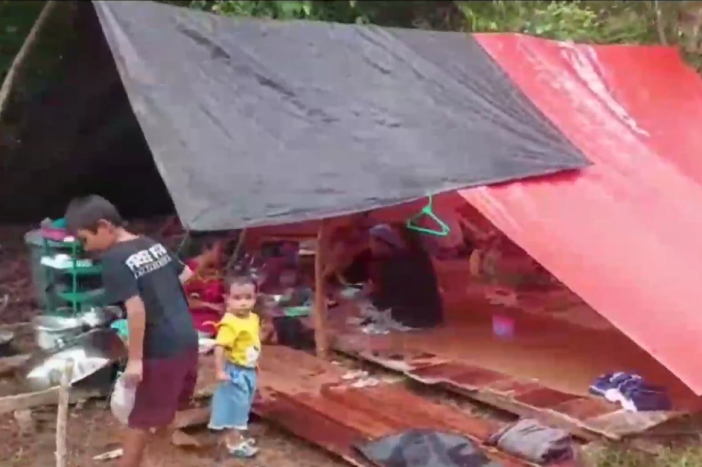 Ketinggian Air Bertambah, Warga Hanjalipan Mengungsi ke Tenda Darurat