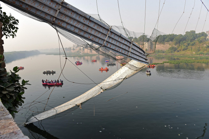 Korban Tewas Akibat Runtuhnya Jembatan di Gujarat India Bertambah jadi 132 Orang