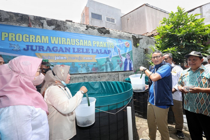 Sandiaga Uno Hidupkan Lahan Kosong Karang Taruna Pertama di RI Hasilkan Cuan