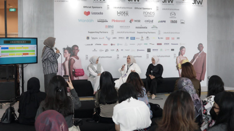Tiga Jenama Fesyen Muslim Hadirkan 'Woman In Rhythm' di Panggung JFW 2023