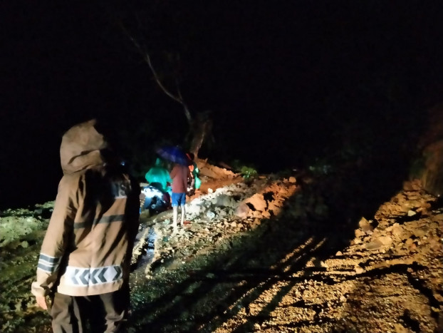 Jalan Desa Terputus dan Satu Rumah Rusak Parah Terdampak Longsor