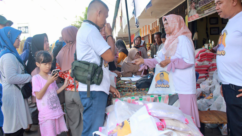 Relawan Pecinta Sandiuno Sumbar Gelar Sembako Murah di Padang