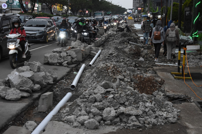 Pengendara Keluhkan Puing Proyek Berserakan di Jalan Margonda Depok