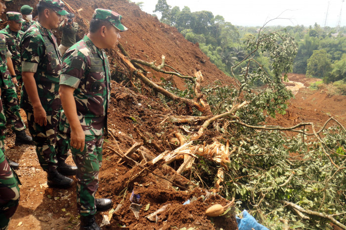 KSAD: 14 Jenazah Dievakuasi dari Longsoran Gempa Jalur Cipanas-Cianjur
