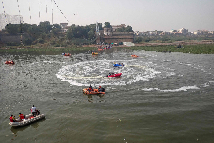 Korban Tewas Jembatan Runtuh India Bertambah, Operasi Pencarian Berlanjut
