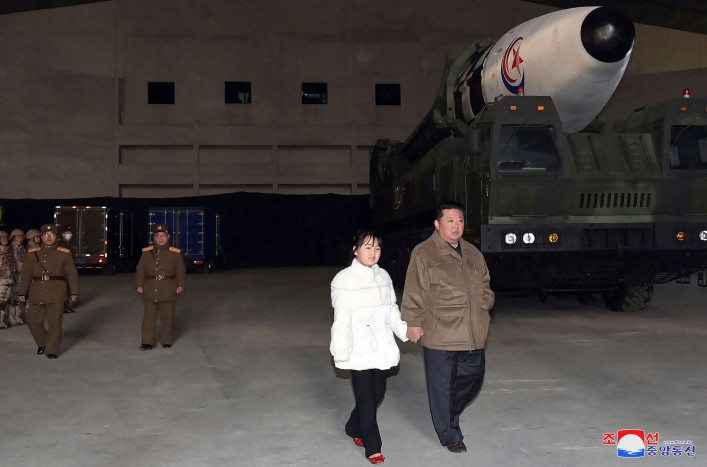 Kim Jong Un, Didampingi Putrinya, Pimpin Uji Coba Rudal Balistik 