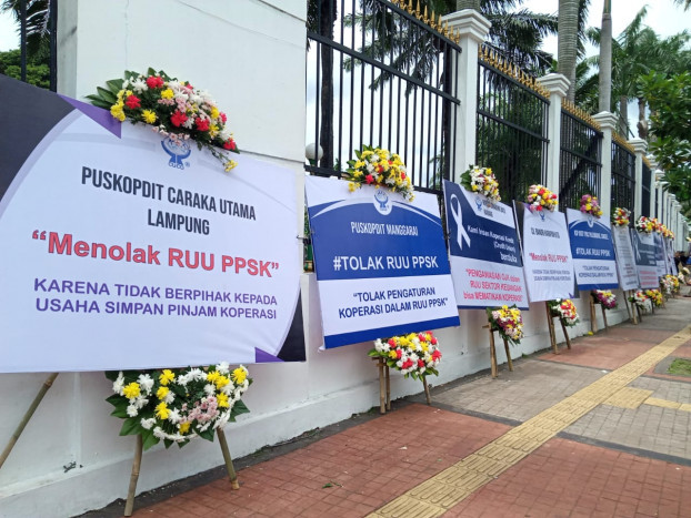 Aksi Kiriman Bunga Papan Penolakan RUU PPSK Hiasi Pagar Gedung DPR