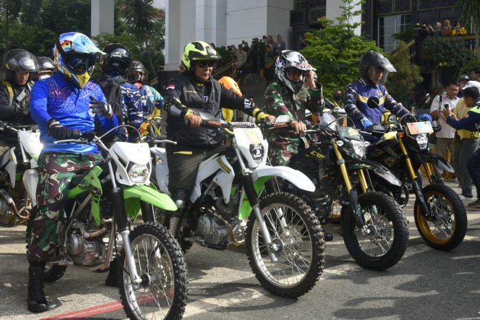 Gubernur Kalsel Tinjau Jalan Trans Kalimantan Putus akibat Tambang