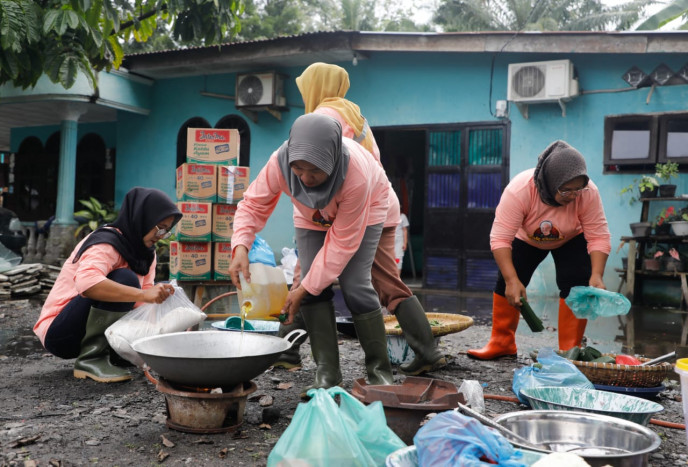 Hari Kedua Dapur Umum, Mak Ganjar Bagikan 250 Paket Makanan Korban Banjir Langkat