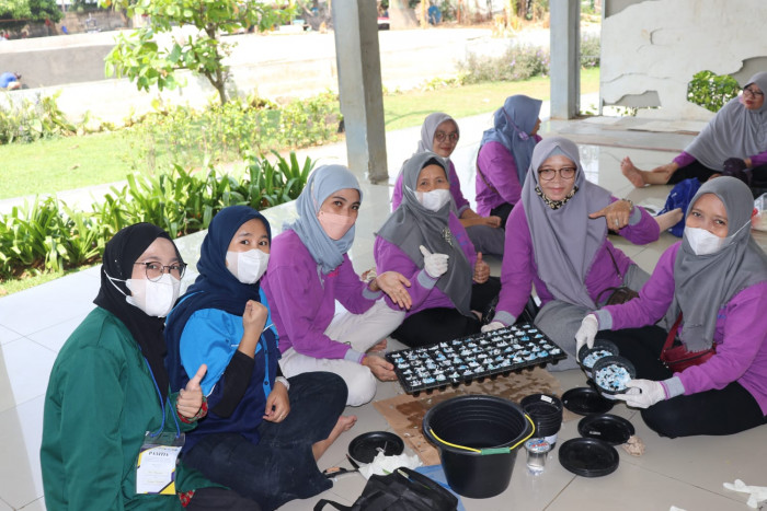 Tim PKM PM UNJ Bantu Masyarakat Kelurahan Pegadungan Olah Limbah Masker Menjadi Media Tanam
