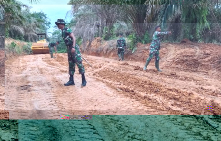 Jalan TMMD Retas Keterisolasian Desa Perbatasan di Jambi