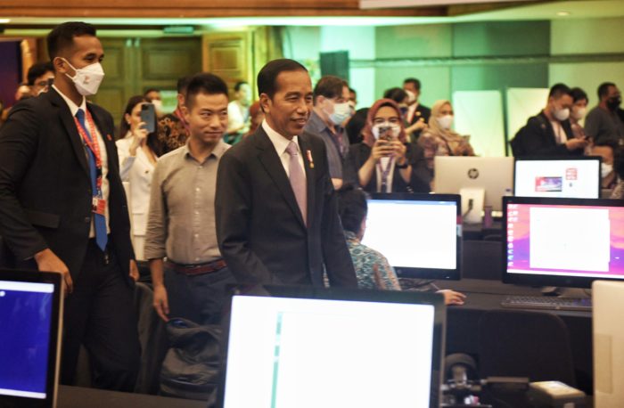 Jokowi Blusukan Cek Kesiapan Media Center KTT G20