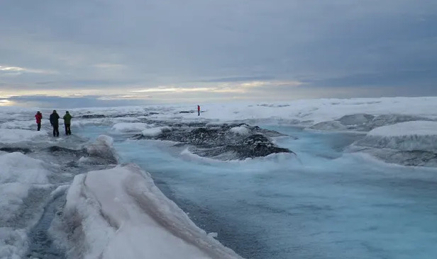 Gletser Mencair, Ratusan Ribu Ton Mikroba Beku Kembali Hidup