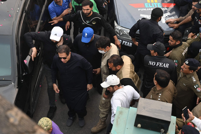 Pimpin Aksi Protes, Kaki Mantan PM Pakistan Tertembak 