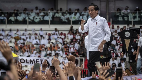 Jokowi Kasih Kode Capres Beruban, Relawan: Identik dengan Ganjar Pranowo