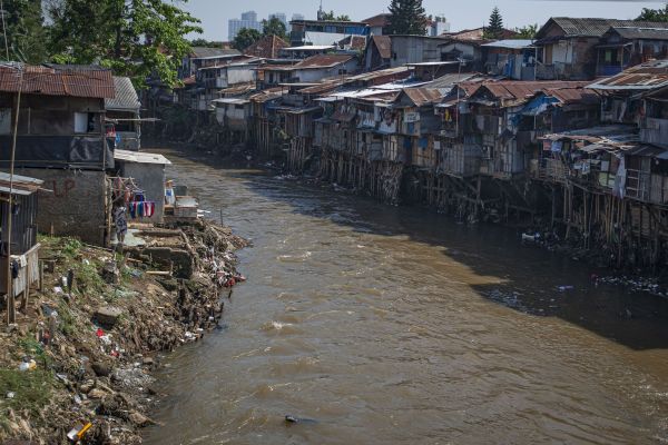 Teruskan Normalisasi Ciliwung, Pemprov Ratakan Bangunan Ilegal di Rawajati