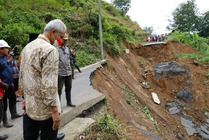 Ganjar : Segera Perbaiki Jalur Alternatif Banyumas-Brebes yang Longsor