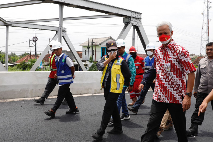 Ganjar : Jembatan Wonokerto Dapat Dilalui Sore Ini, Urai Kemacetan Pantura Demak