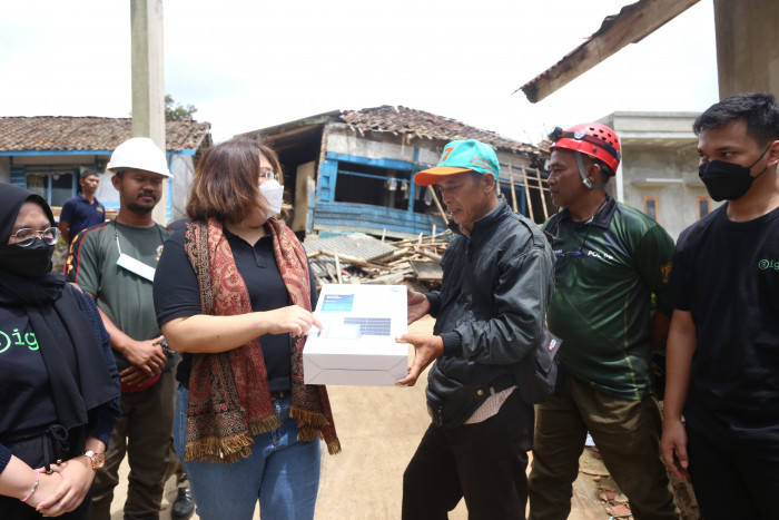 Pengungsi Gempa Cianjur Dapat Bantuan Lampu Bertenaga Surya