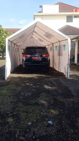 Tenda Bantuan untuk Pengungsi Malah Jadi Tempat Parkir Mobil Pejabat