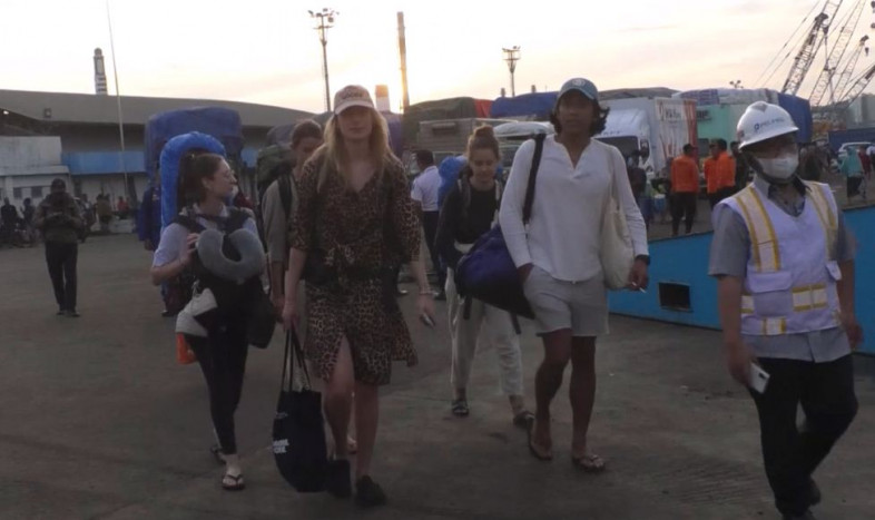Hampir Seminggu tidak Bisa Pulang, 500 Wisatawan Akhirnya Dievakuasi dari Karimunjawa