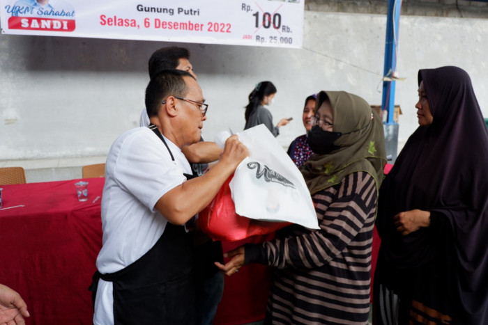 Pasar Murah Untuk Warga Gunung Putri Dari Relawan Sandiaga Uno