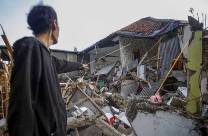 Presiden: TNI-Polri Harus Bantu Bersihkan Puing Akibat Gempa Cianjur