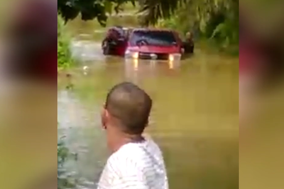 Banjir di Kabupaten Landak, Warga Evakuasi Kendaraan Hanyut
