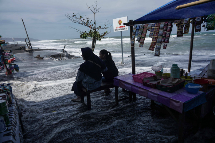 Gelombang Tinggi, Pelayaran di Laut Jawa Berhenti