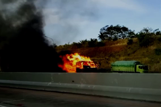 Truk Tronton Terbakar di Tol Trans Sumatra