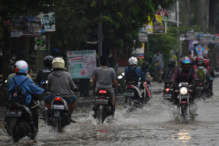 Hujan Deras Bikin Ruas Jalan di Kota Depok jadi Genangan