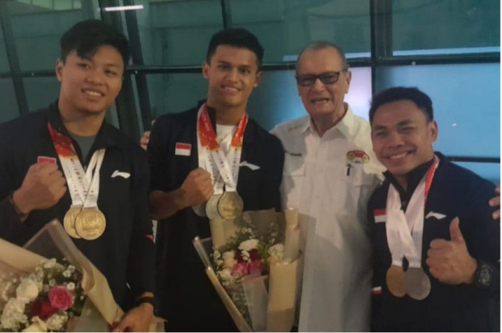 Tiga Lifter Peraih Medali di Kejuaraan Dunia 2022 Tiba di Tanah Air