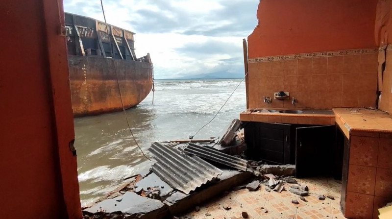 Mengerikan! Kapal Tongkang Tabrak Rumah Warga Pesisir di Bulukumba