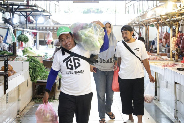 Gardu Ganjar di Banten Bagikan Sembako untuk Pedagang Pasar