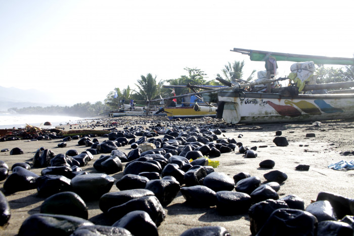 Kapal Pengangkut Batu Bara Kandas di Pantai Sukabumi