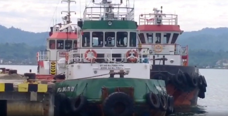 4 Kapal Tongkang Terpaksa Bersandar di Pelabuhan Mamuju