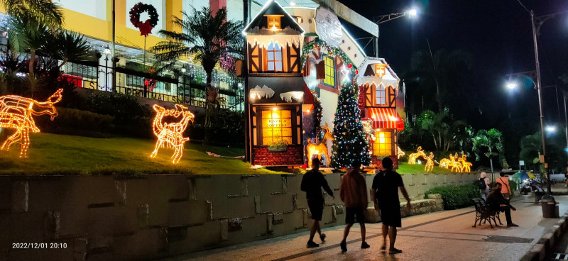 Parade Santa Clause Semarakkan 'A Very Vintage Christmas' di Lippo Malls