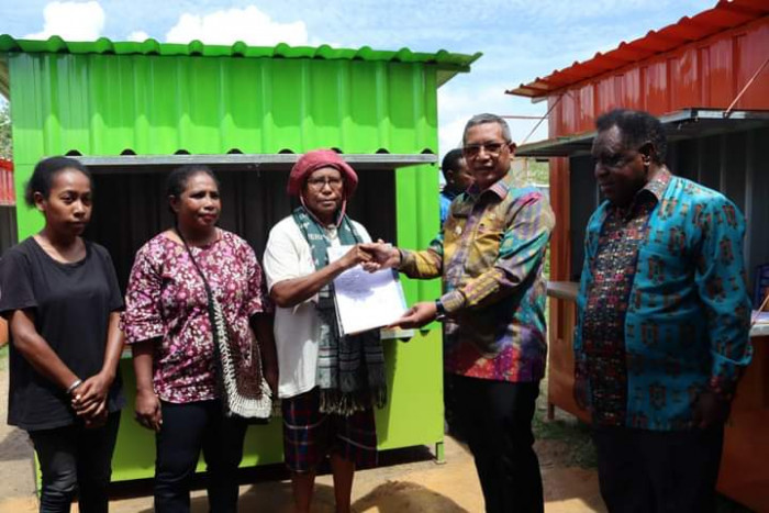 Orang Asli Papua Dapat Bantuan Box Container untuk Berdagang