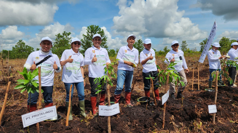 Protelindo Tanam 500 Bibit Pohon Aneka Buah di Palangkaraya