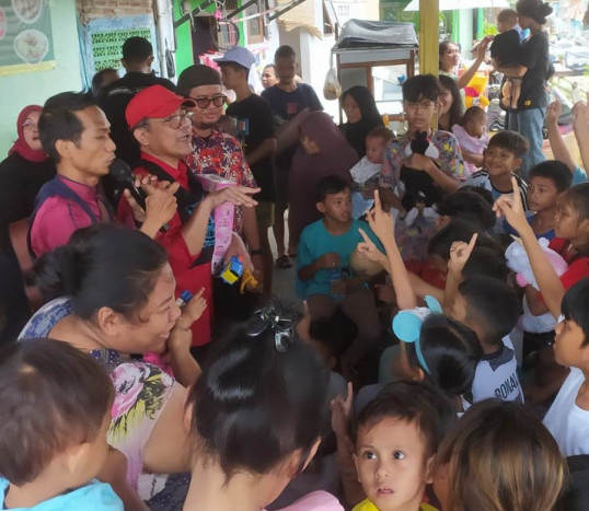 Gelar Dongeng untuk Anak-Anak Dibarengi Sedekah Boneka dan Mainan