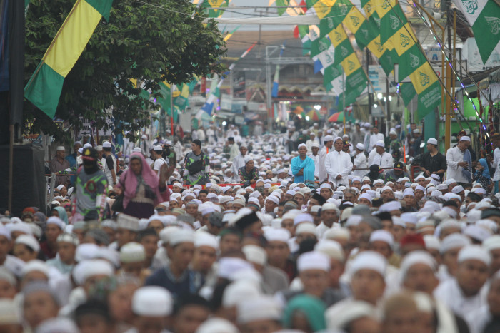 Jemaah Padati Haul Guru Sekumpul di Kediaman Gubernur Kalsel